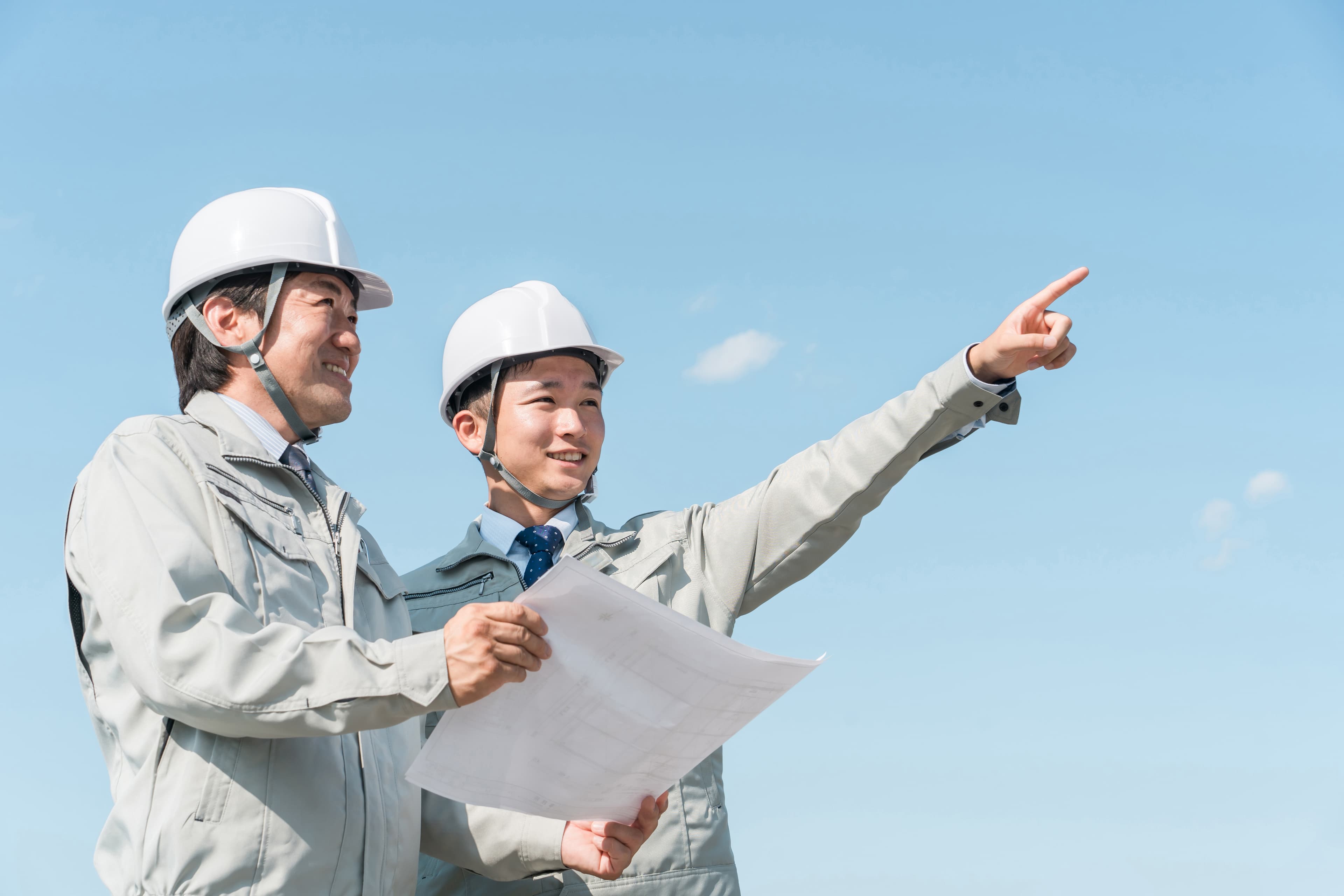 エンジニアが図面を確認している様子